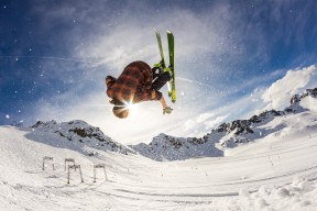 Jiuyou-库里投中制胜三分全场沸腾欢呼，库里投全场三分视频