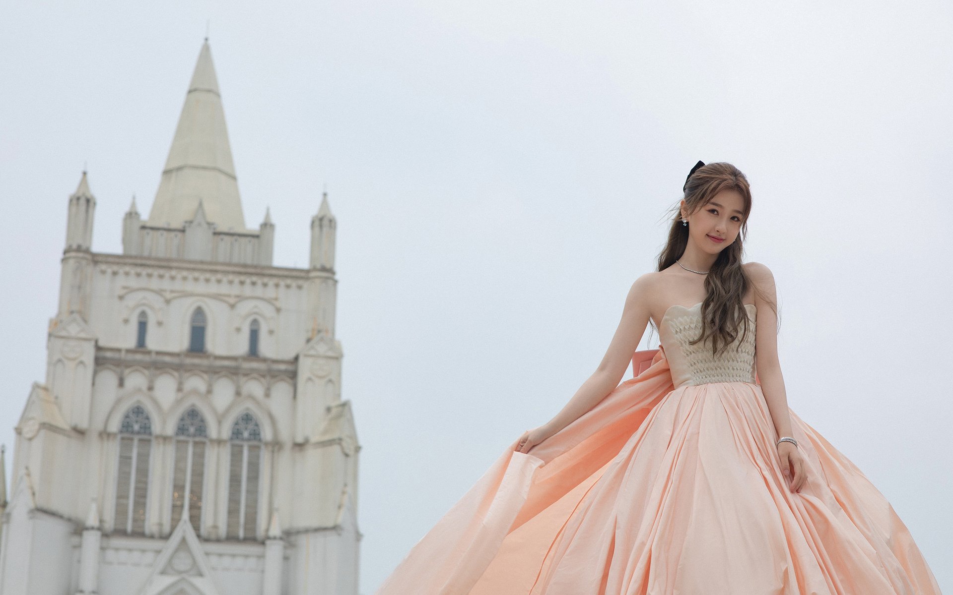 新闻中心提醒公众注意赛事期间交通管制安排，赛事叫停