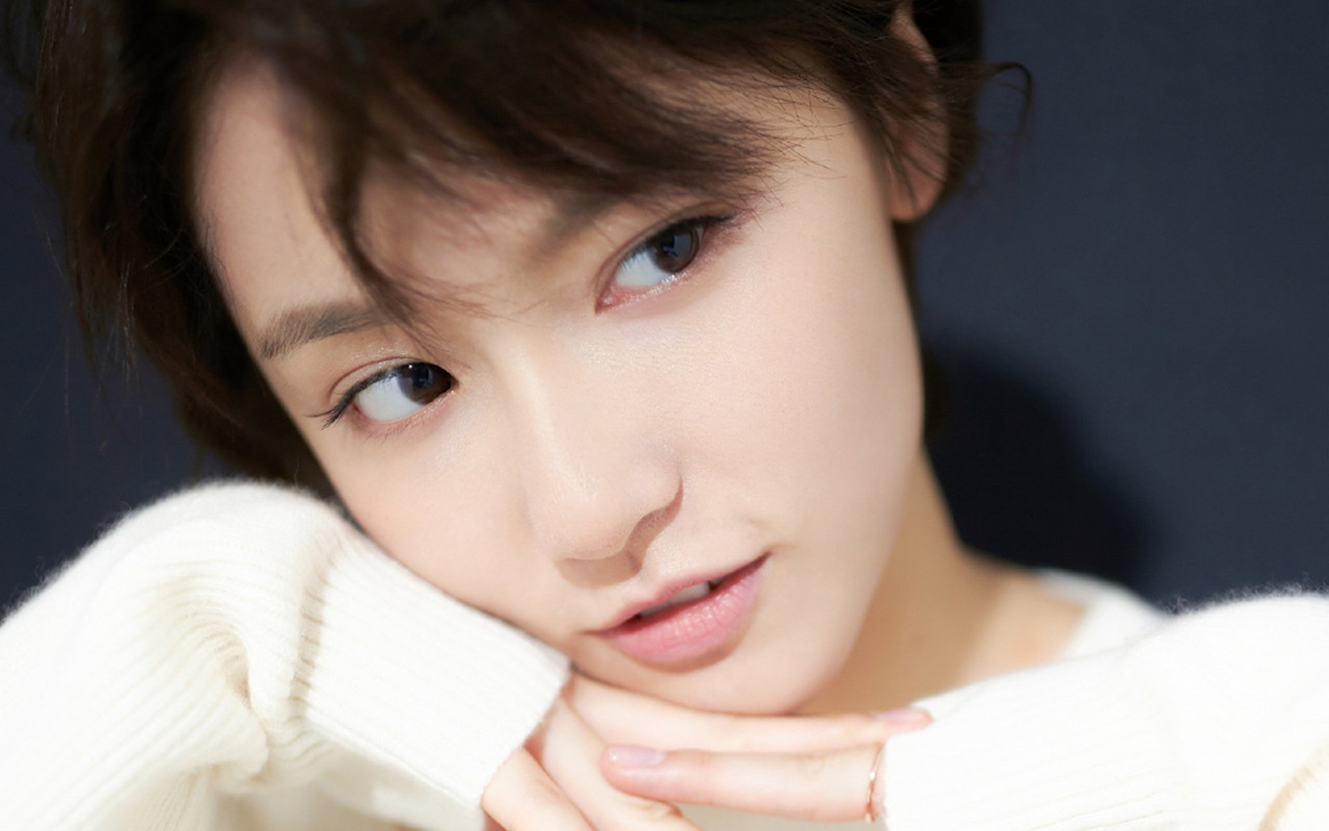 新闻中心提醒公众注意赛事期间交通管制安排，赛事叫停